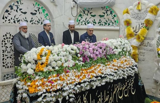 Deputy PM Ishaq Dar Pays Reverence at Data Darbar