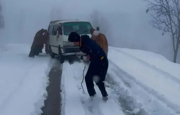 Heavy snowfall trap over 100 vehicles in Tirah Valley
