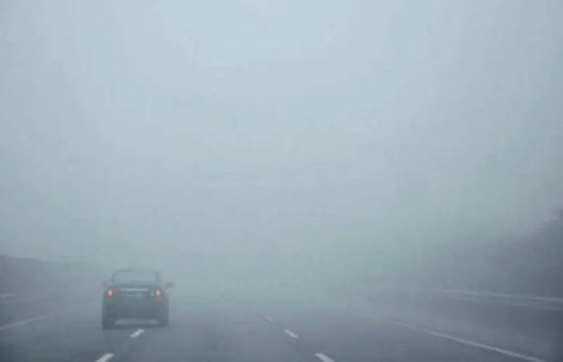 Dense fog disrupts flights and road traffic in Karachi