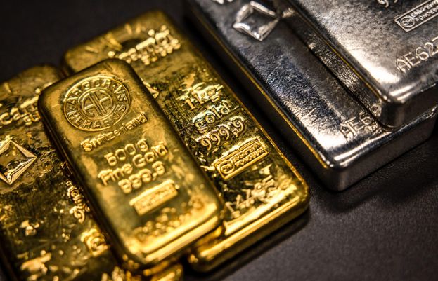 Gold prices remain steady while silver prices fall