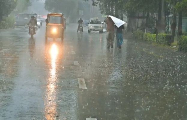 Heavy rain, thunderstorm hit parts of Karachi