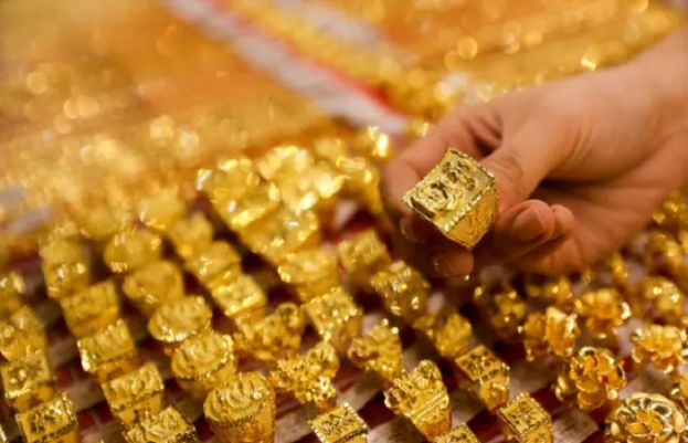 Gold price rises up Rs1,100 per tola in Pakistan